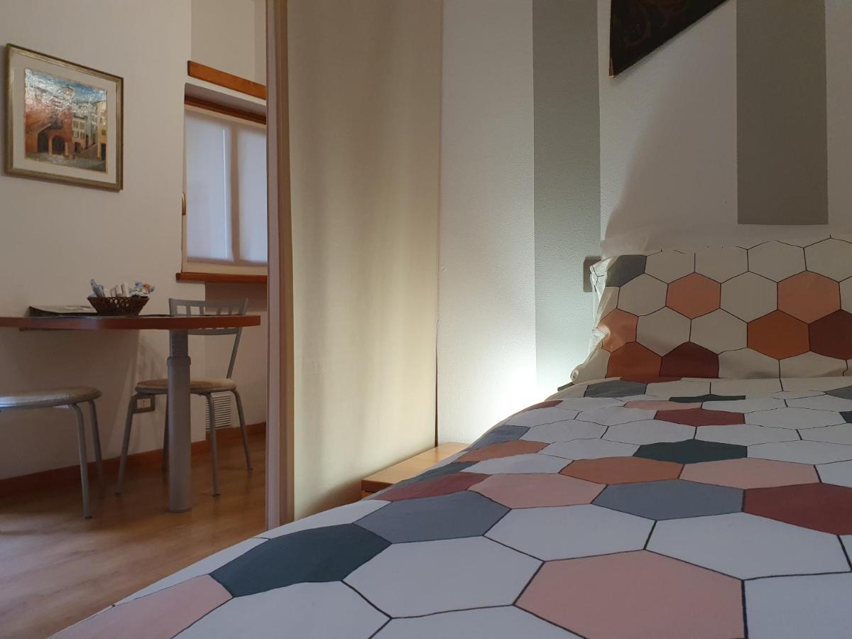 Appartamenti Vacanze E Camere Roccetta Fiorita Pettenasco Ruang foto