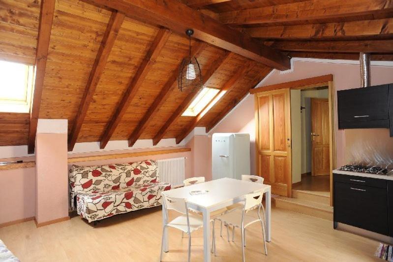 Appartamenti Vacanze E Camere Roccetta Fiorita Pettenasco Bagian luar foto
