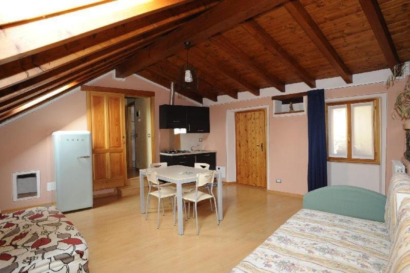 Appartamenti Vacanze E Camere Roccetta Fiorita Pettenasco Bagian luar foto