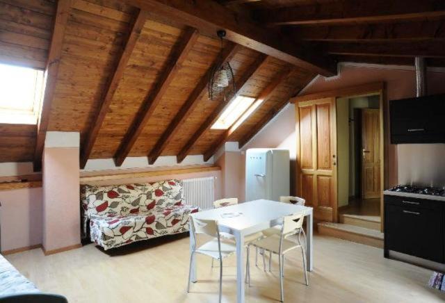 Appartamenti Vacanze E Camere Roccetta Fiorita Pettenasco Bagian luar foto