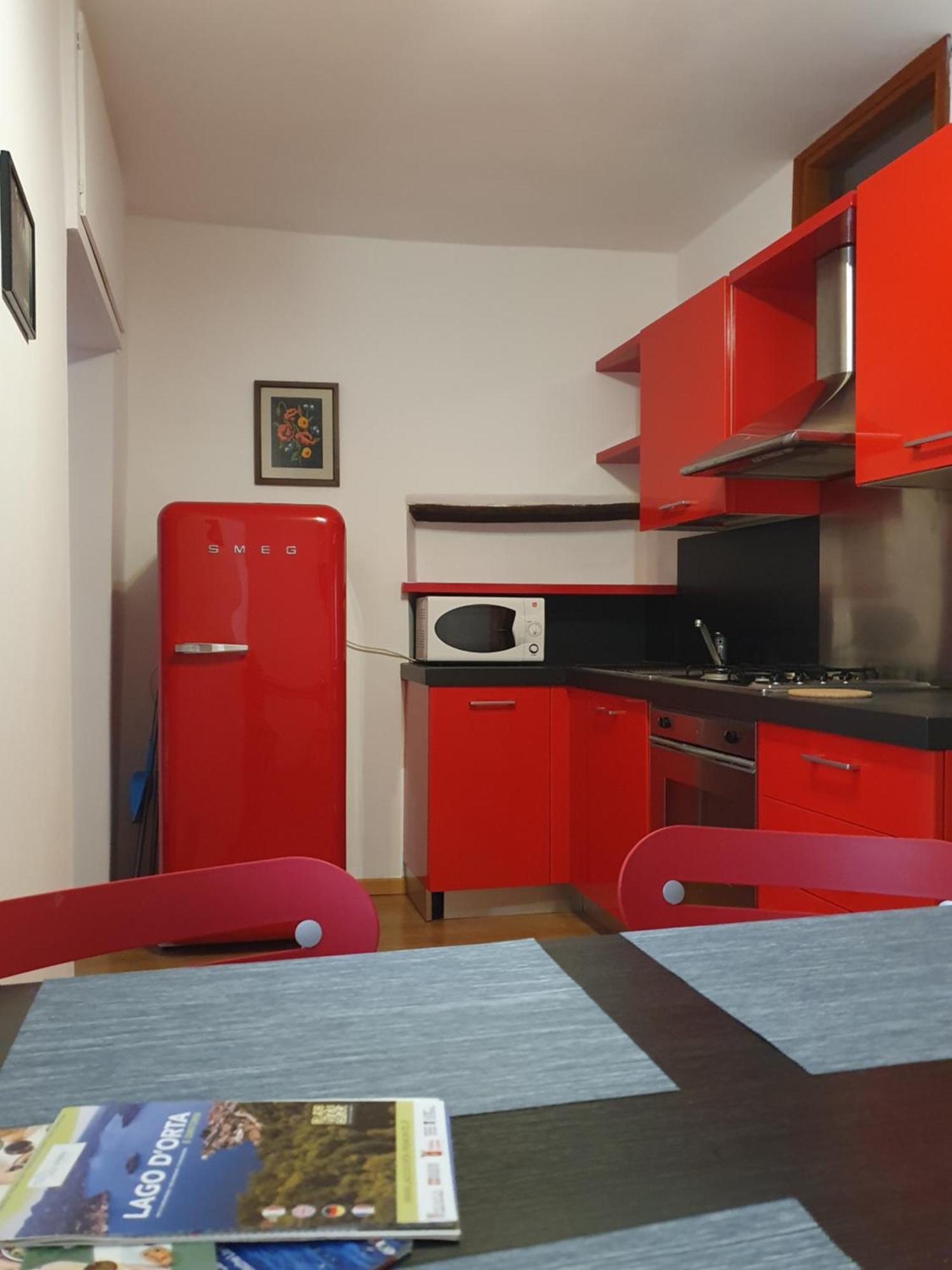 Appartamenti Vacanze E Camere Roccetta Fiorita Pettenasco Ruang foto
