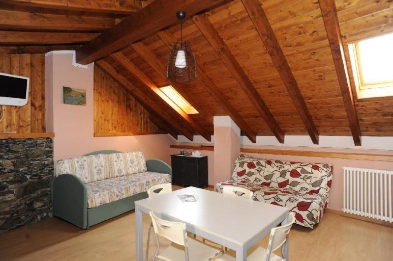 Appartamenti Vacanze E Camere Roccetta Fiorita Pettenasco Ruang foto