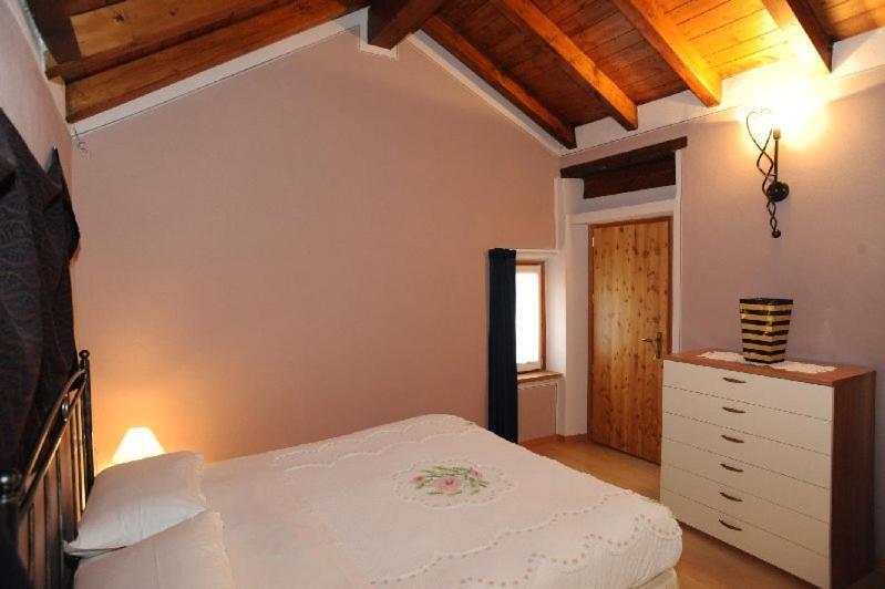 Appartamenti Vacanze E Camere Roccetta Fiorita Pettenasco Ruang foto